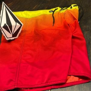 Volcom Cinch Fly Board Short men’s 34 yellow to red gradient. Back pocket